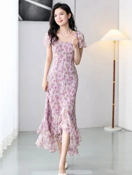 Нежна и луксозна рокля на цветчета с дължина до щиколоток с тънка и романтично дълга пола. Късо отпред и по-дълга